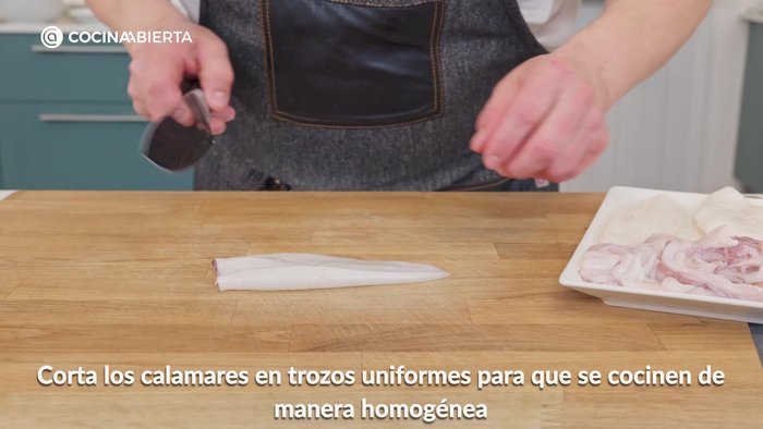 Trocea los calamares en tiras anchas.