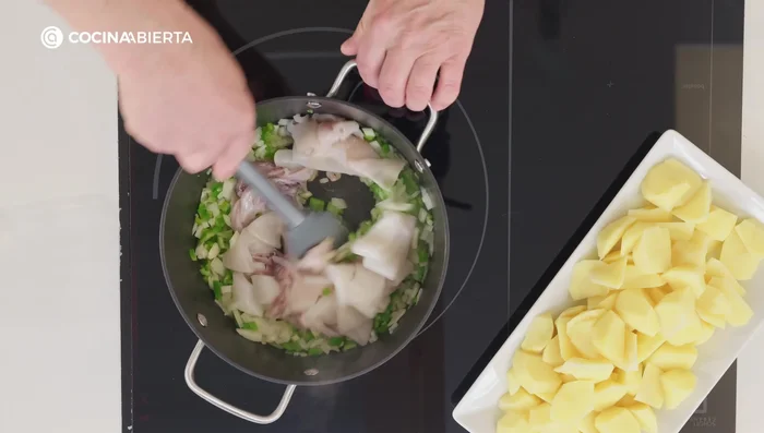 Incorpora los calamares y deja cocinar 5 minutos, removiendo de vez en cuando, hasta que tomen color y suelten sus jugos.