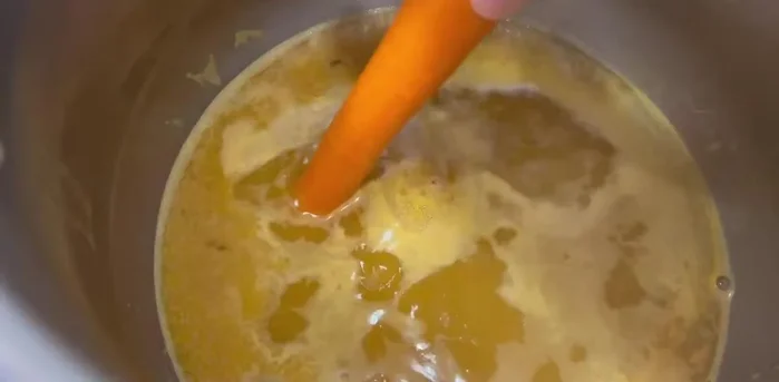 En una olla express, poner el caldo de pescado y cuando hierva, agregar la zanahoria, puerro, pimiento rojo y garbanzos. Cocer durante 45 minutos a fuego bajo.