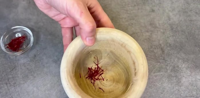Machacar ligeramente el azafrán con un poco de sal y agua para liberar su sabor.