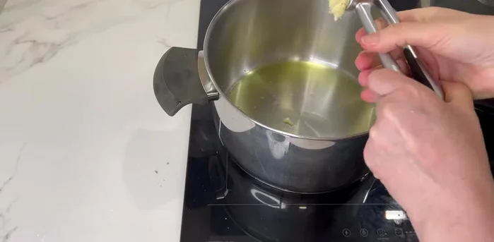 En una cazuela, sofreír los ajos en aceite de oliva frío. Agregar la cebolla y sofreír durante 12 minutos a fuego bajo.