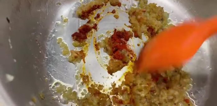 Incorporar el pimentón dulce, el tomate triturado y el comino. Sofreír durante 3 minutos.
