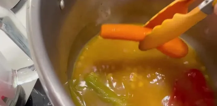 Triturar las verduras cocidas (pimiento, zanahoria, puerro y algunos garbanzos) con un poco de caldo.