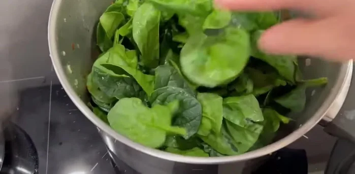 Agregar las espinacas al sofrito y cocinar durante un par de minutos.
