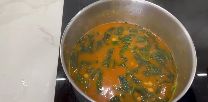 Espesar la salsa con una mezcla de agua y maicena.
