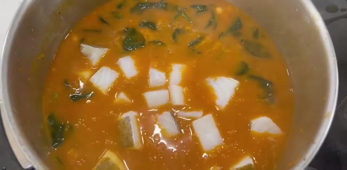 Añadir el bacalao y cocinar durante 2 minutos.