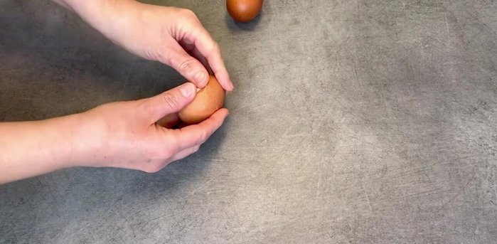Pelar los huevos cocidos y cortarlos por la mitad.
