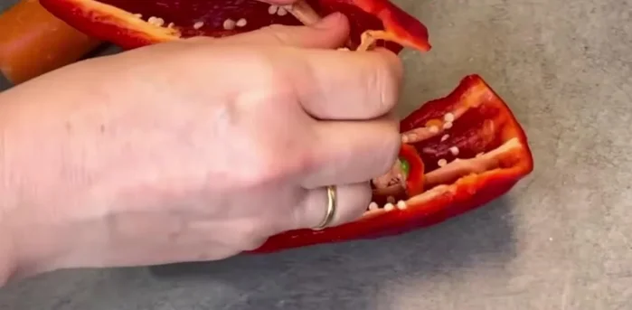 Limpiar y cortar las verduras: pimiento, zanahoria y puerro.