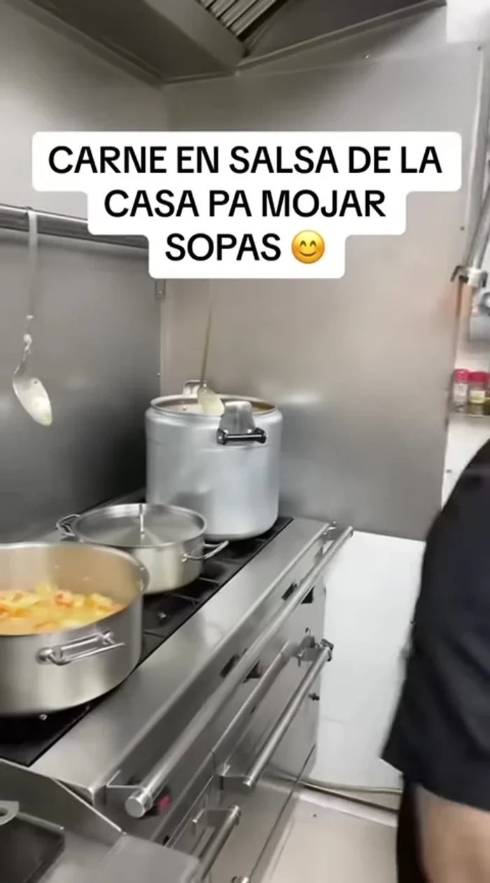 Agregar el vino blanco (119.719) y todas las especias (131.36).