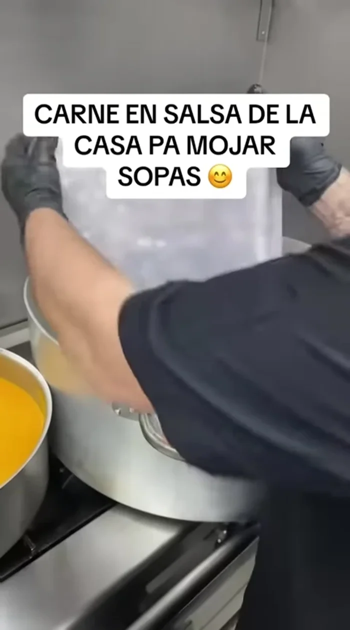 Agregar la carne de cabeza de cerdo a la olla (165.48).