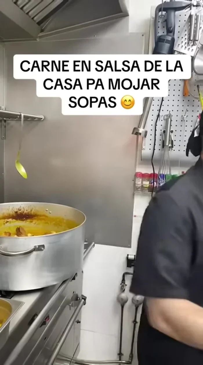 Para terminar la salsa, añadir 3 litros de caldo de pollo y 3 litros de agua (405.56). Triturar con batidora (423.919).