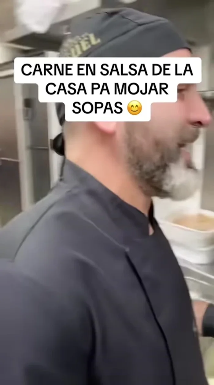 Sofreír el ajo en aceite. Añadir la cebolla en trozos grandes (80.64).