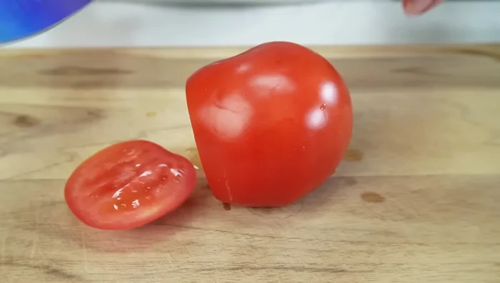 Picar el tomate en rodajas, luego en bastones y finalmente en cubos (117.84).