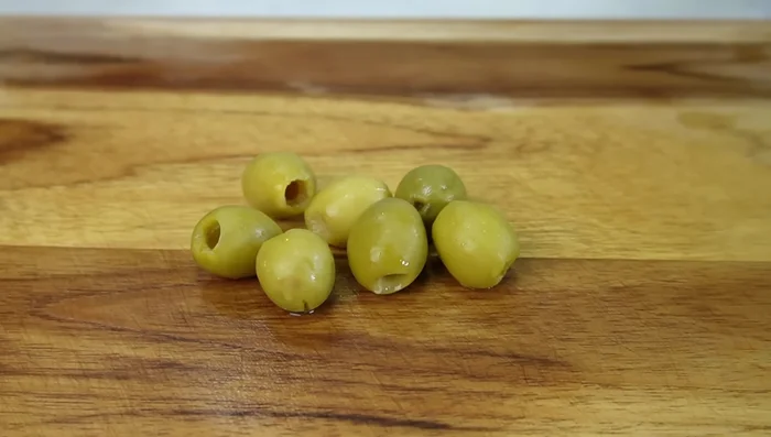 Picar las aceitunas verdes en rodajas delgadas (218.08).