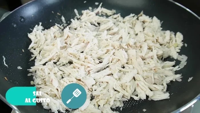 Agregar ajo, sal, páprika, pimienta negra, pasta de tomate y aceitunas al pollo. Mezclar bien (300.4).