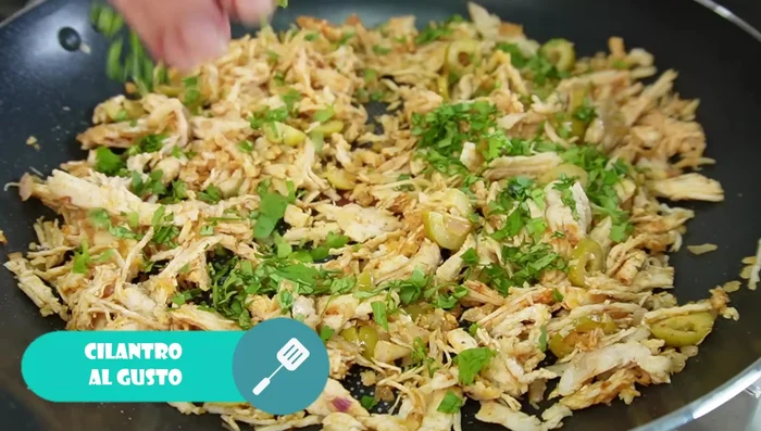 Agregar cilantro o perejil (361.52). Reservar el pollo.