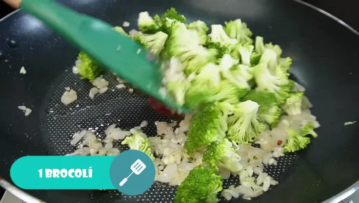Agregar el brócoli y cocinar por 3 minutos (410.08).
