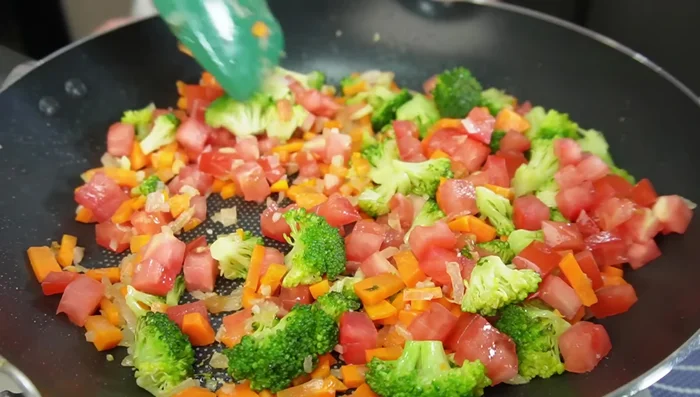 Agregar el tomate, maíz dulce, sal y pimienta (459.479).
