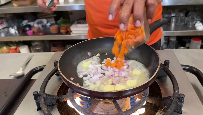 Agrega las zanahorias y cocina por un minuto más (124.719).