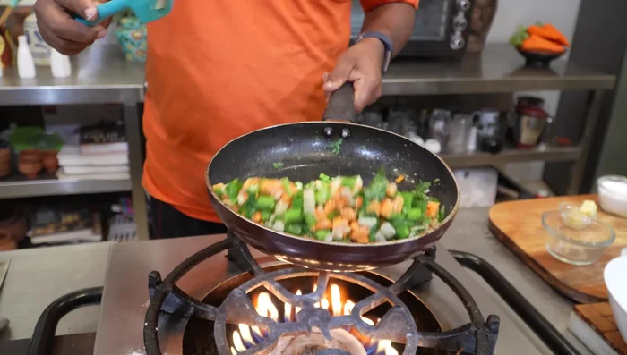 Cocina por unos minutos hasta que las verduras estén blandas (143.44).