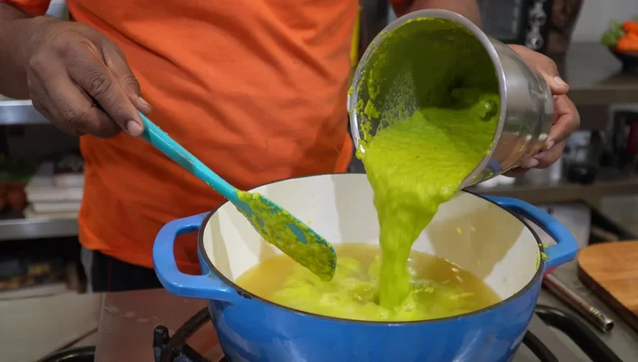 Agrega la mezcla licuada al caldo (ya sea de pollo o vegetal) y lleva a ebullición (157.92).