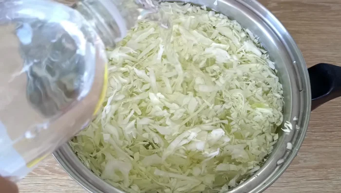 Blanqueamos el repollo: Colocamos el repollo en agua caliente con un chorrito de vinagre blanco durante 3 minutos.