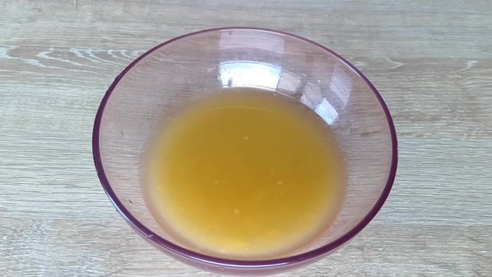 Preparamos el aderezo: En un recipiente, mezclamos el jugo de media naranja, 3 cucharadas de vinagre de manzana, 2 cucharadas de miel, 3 cucharadas de queso crema, una pizca de pimienta negra, 1 cucharada de mostaza y una pizca de sal. Batimos hasta integrar.