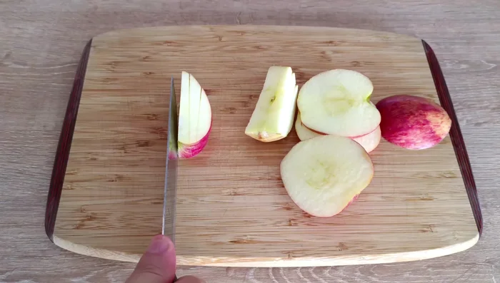Preparamos la manzana: Lavamos, desinfectamos y cortamos una manzana roja en cubos pequeños (sin el corazón).