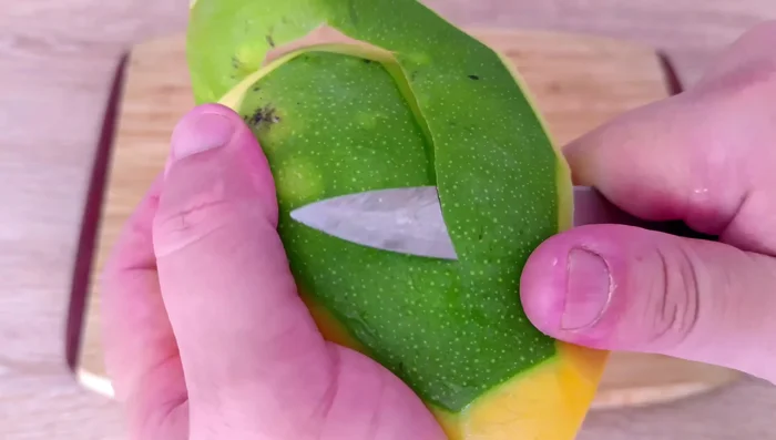 Preparamos el mango: Pelamos y cortamos un mango grande en cubos medianos.