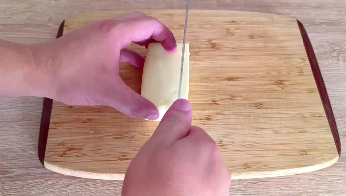 Cortamos el queso mozzarella: Cortamos 200g de queso mozzarella en cubos medianos.