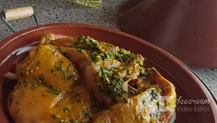 Colocamos el cordero en el tajine o sartén sobre el carbón.