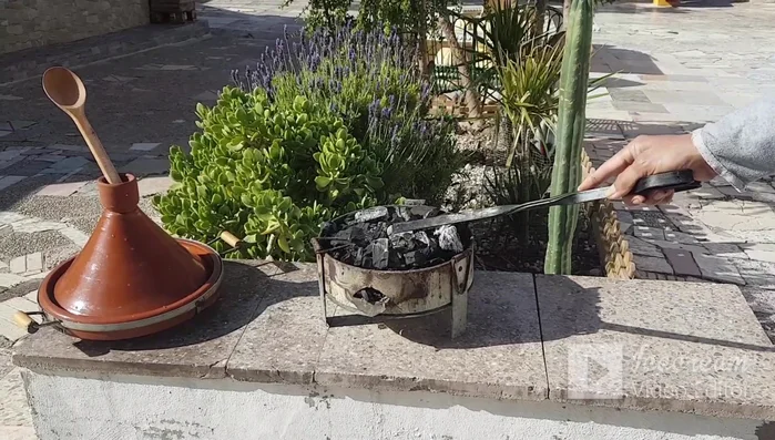 Preparamos el carbón. Lo aplastamos un poco para que se haga fuego.