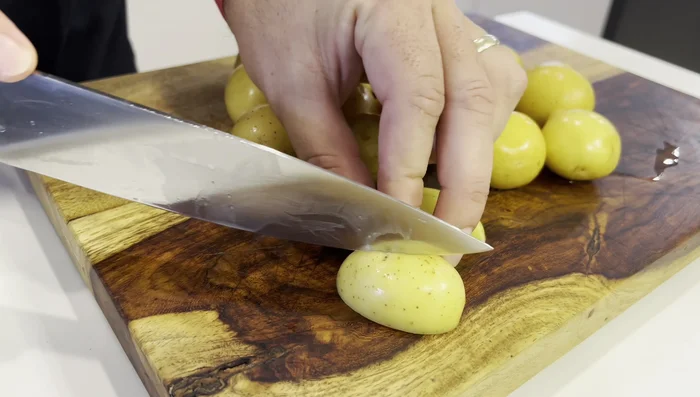 Picar las papas amarillas en trozos y reservar.