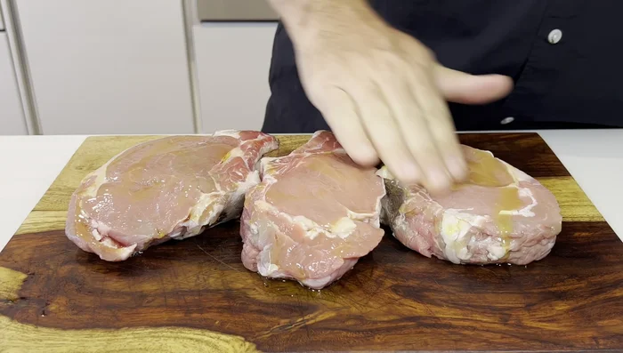 Sazonar las chuletas de ternera con aceite de oliva, sal, pimienta, ajo granulado y orégano fresco.