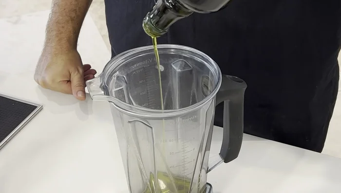 Preparar la salsa griega: licuar aceite de oliva, jugo de limón, vinagre de vino, ajo, orégano, sal, pimienta y mostaza Dijon. Ajustar el sabor a gusto.