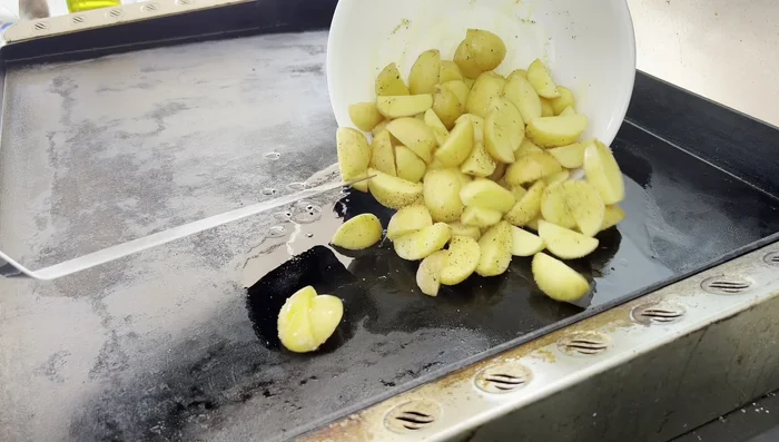 Dorar las papas en la plancha con aceite de oliva, sal, ajo y pimienta.