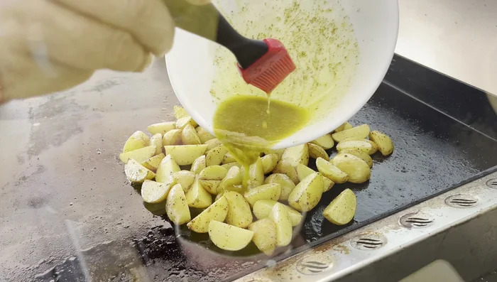 Reducir los jugos de la cocción sous vide con media taza de salsa griega.