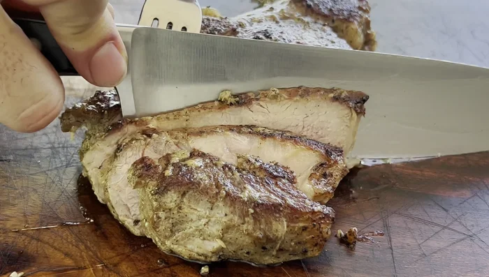 Servir las chuletas con las papas griegas al limón, la ensalada griega y la salsa griega restante.
