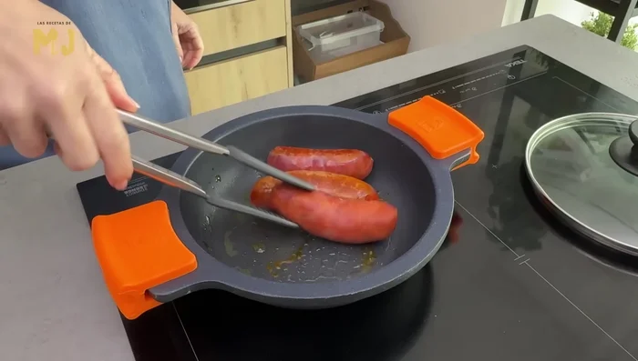 Añadir los chorizos (sin cortar) y dorarlos por todos los lados a fuego medio. Esto es opcional, pero ayuda a soltar algo de grasa.