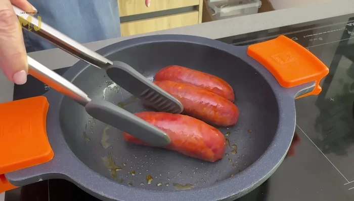 Retirar los chorizos y reservar.