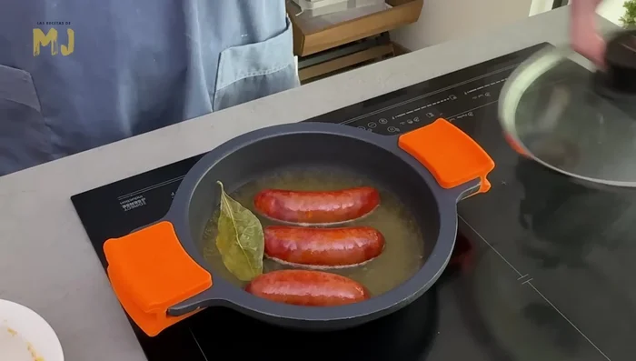 Tapar la cacerola y dejar cocinar a fuego medio durante 20 minutos.