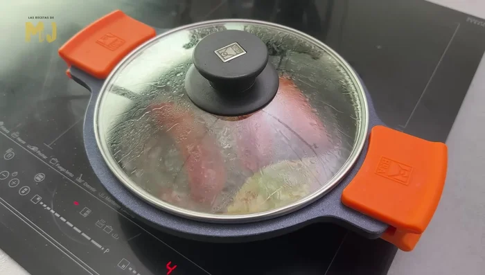 A mitad de cocción, darle la vuelta a los chorizos.