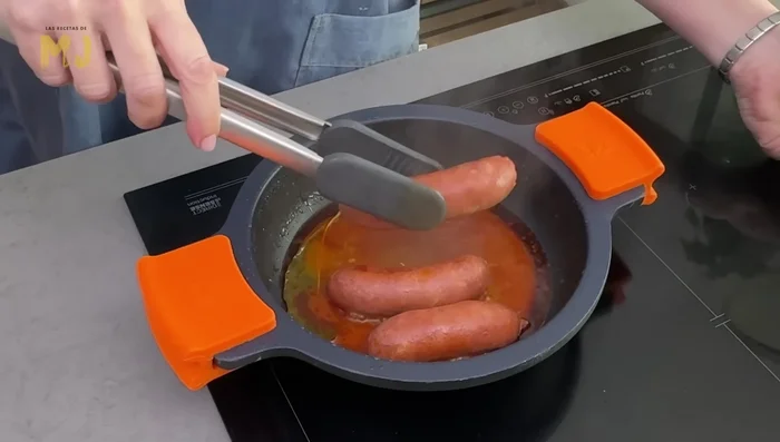 Una vez listos, cortar los chorizos en rodajas y colocarlos en un plato o cazuela de barro.