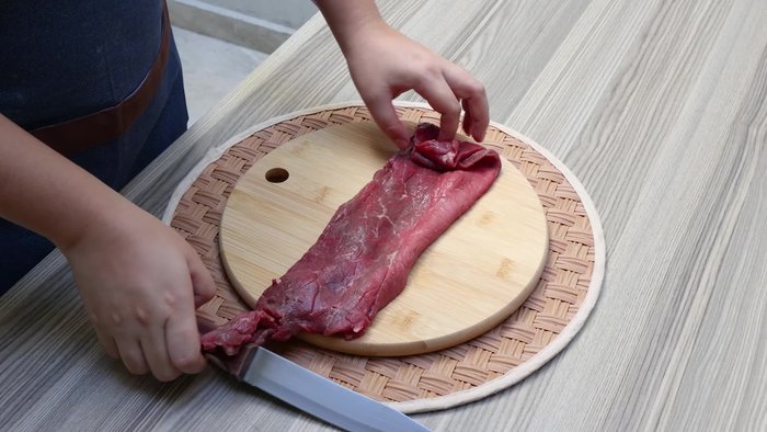 Cortar los filetes de res en trocitos pequeños.
