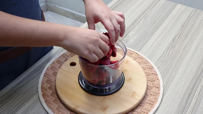 Procesar la carne en una procesadora hasta obtener una textura fina.
