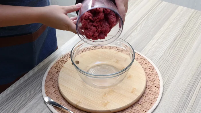 Pasar la carne procesada a un recipiente. Agregar el jugo de limón y sal al gusto. Mezclar bien.
