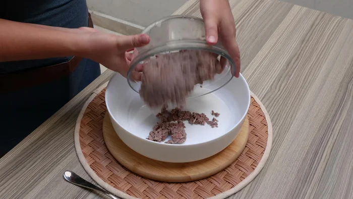 Una vez pasado el tiempo de refrigeración, agregar la carne a un recipiente grande.