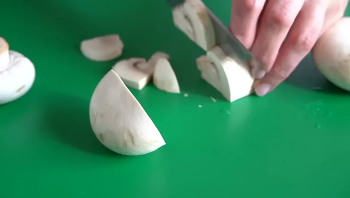 Incorporar los champiñones, sal y cocinar unos 10 minutos hasta que reduzcan su tamaño.