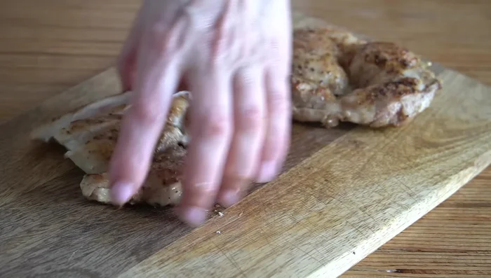 Cortar el pollo en trocitos y añadirlo a la sartén junto con el ajo picado.