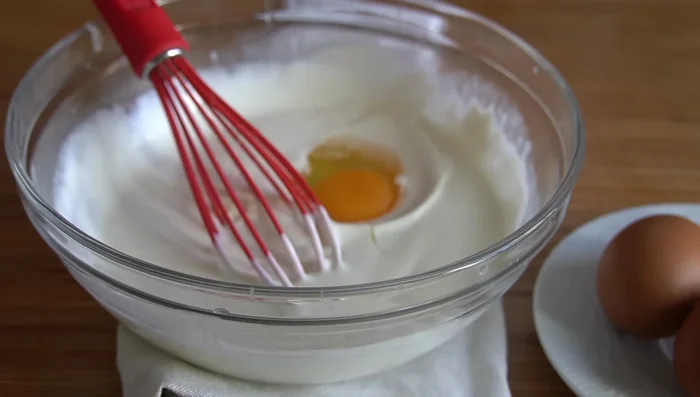 Incorporar los huevos y mezclar hasta que estén bien integrados.